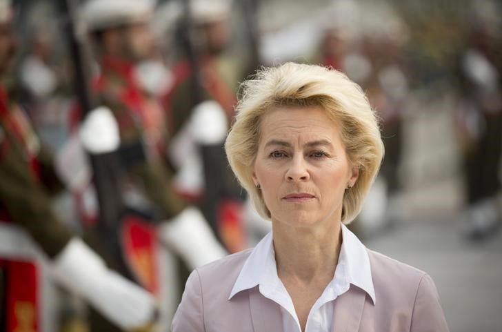 © Reuters. Germany's Defence Minister Von der Leyen takes part in a welcoming ceremony in Islamabad