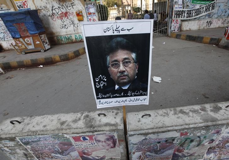 © Reuters. A placard of former President Pervez Musharraf is left behind by his supporter after a protest demanding a fair trial for him in Karachi