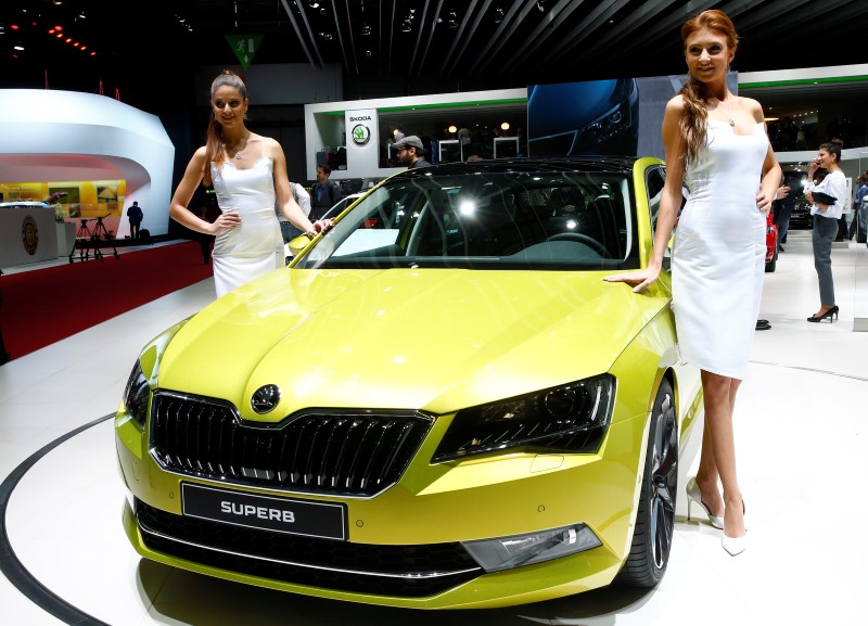 © Reuters. Models pose next to the new Skoda Superb during the second press day ahead of the 85th International Motor Show in Geneva
