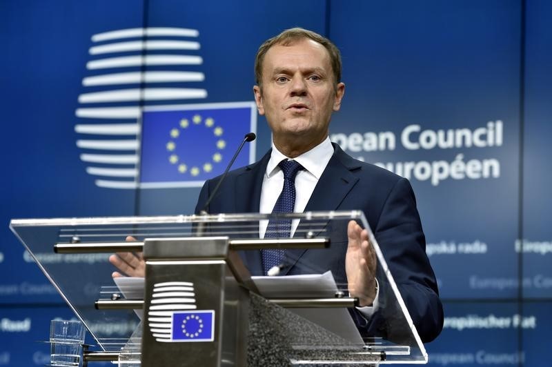 © Reuters. European Council President Tusk gestures during a news conference after a EU leaders summit in Brussels