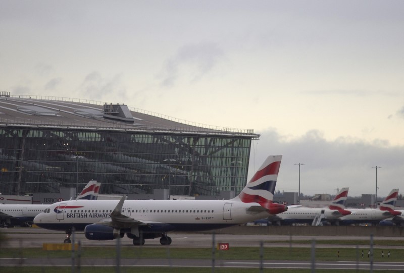 © Reuters. A British Airways plane taxis at Heathrow Airport near London, Britain