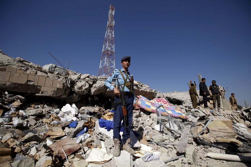 © Reuters. مصادر: مقتل 15 في ضربات جوية للتحالف العربي على مبان للشرطة في صنعاء