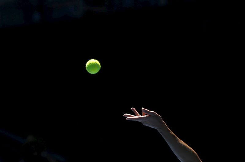 © Reuters. Jogadora saca em partida de tênis no Aberto da Austrália, em Melbourne