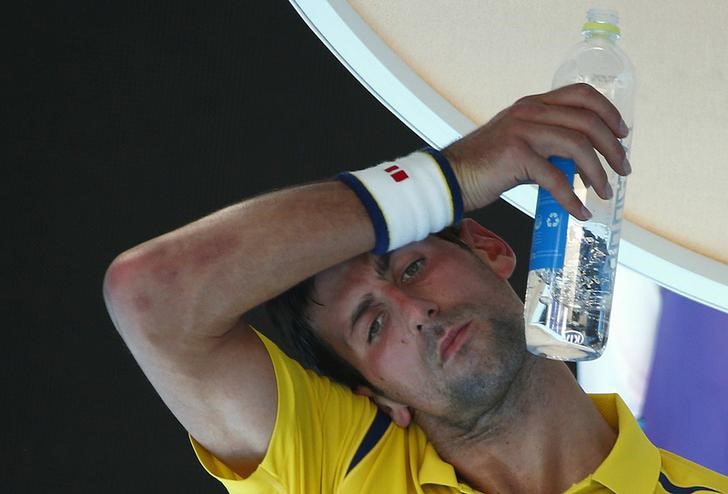 © Reuters. Sérvio Djokovic durante intervalo de partida no Aberto da Austrália