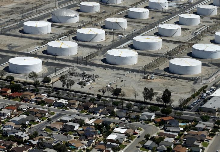 © Reuters. Нефтяное предприятие Shell в Карсоне, Калифорния