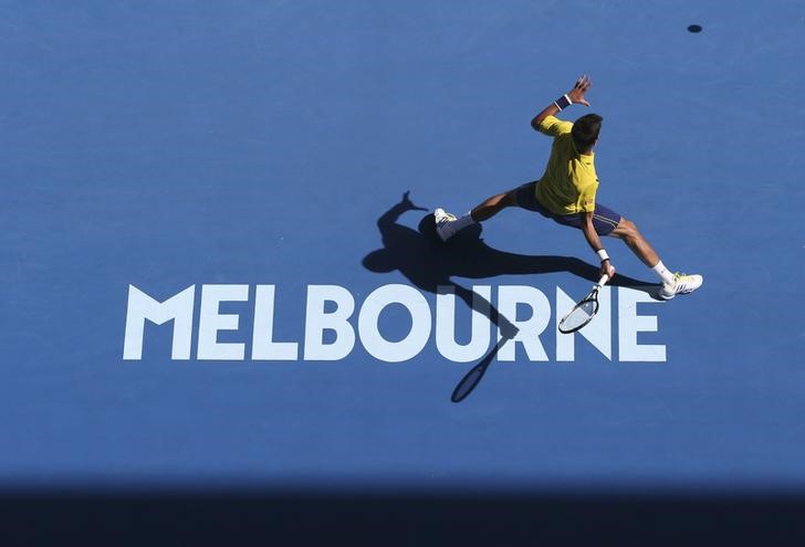 © Reuters. Djokovic y Federer avanzan sin problemas en inicio del Abierto de Australia 