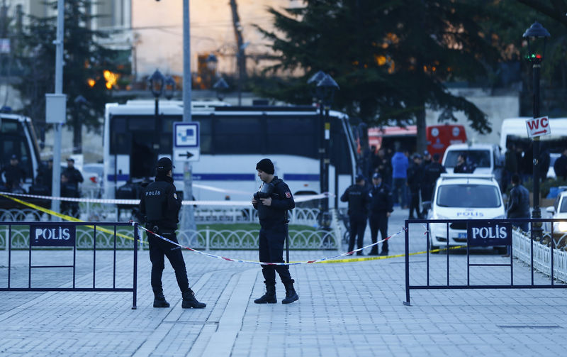 © Reuters. Policiais turcos vistos em Istambul