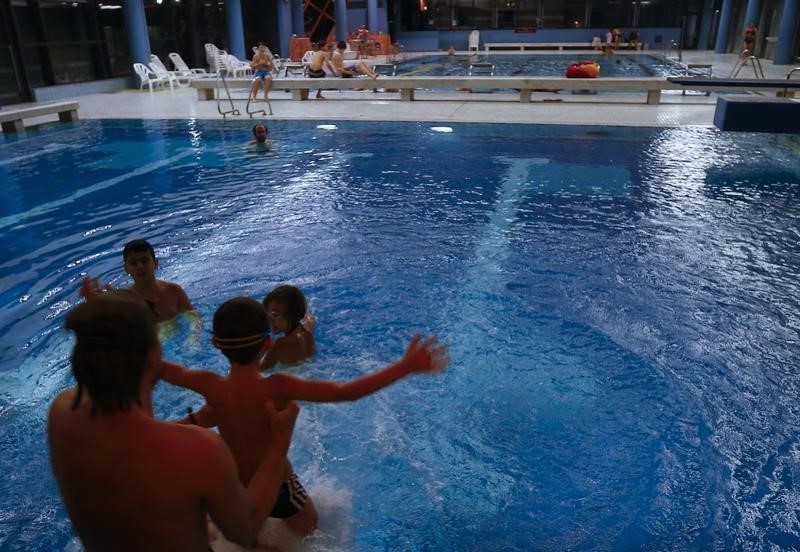 © Reuters. بلدة ألمانية تعيد فتح حمامات السباحة أمام طالبي اللجوء الذكور