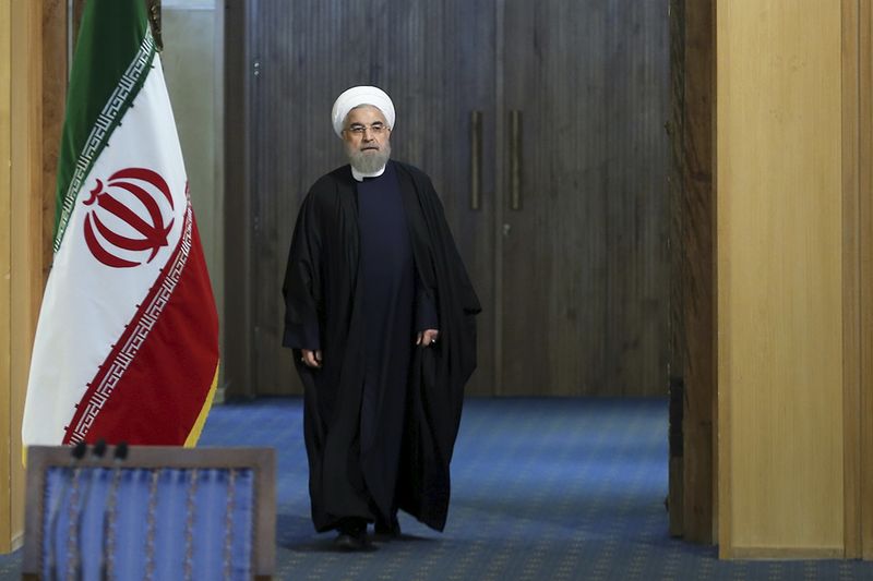 © Reuters. Iranian President Hassan Rouhani arrives for a news conference in Tehran