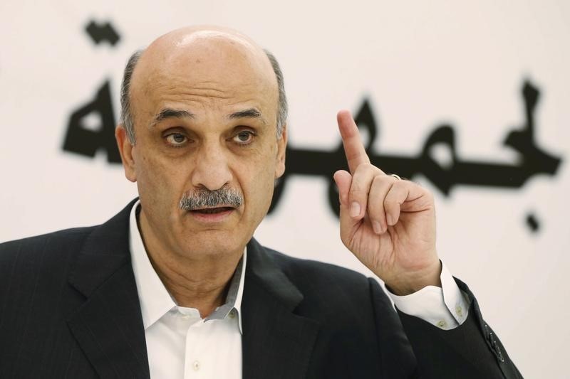 © Reuters. جعجع يعلن دعم ترشيح منافسه ميشال عون للرئاسة اللبنانية