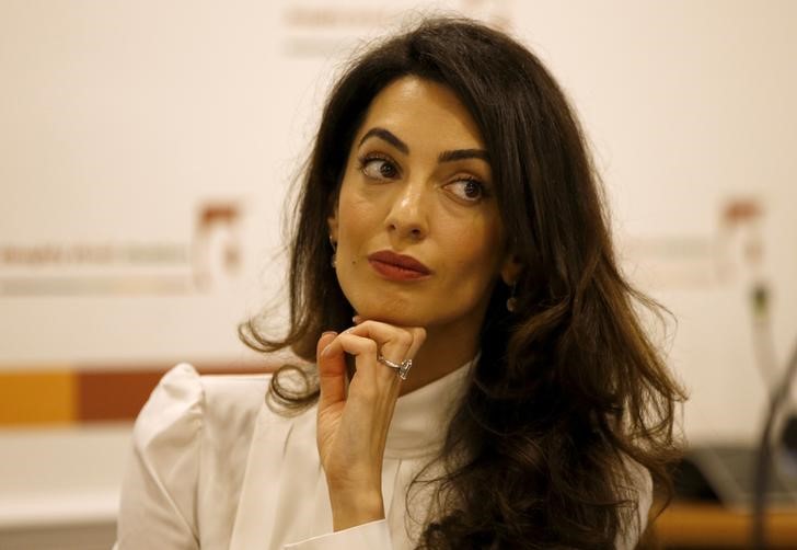 © Reuters. Advogada Amal Clooney durante entrevista para falar sobre Nasheed em Londres