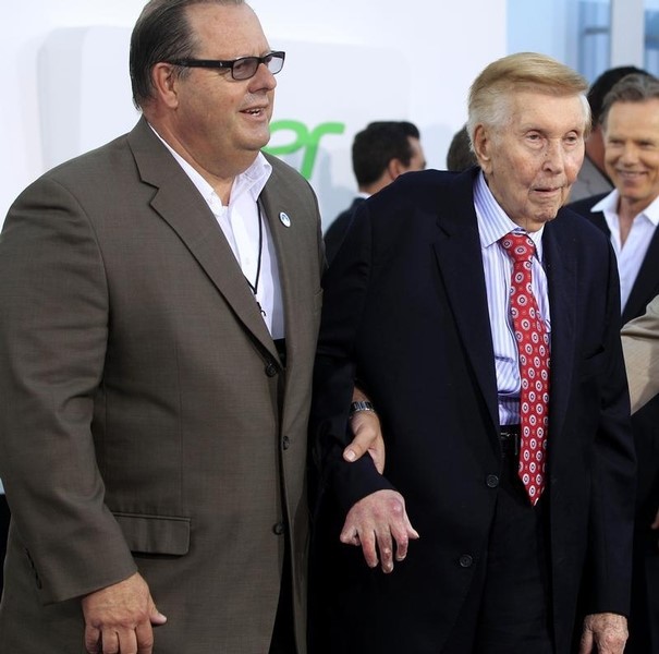 © Reuters. Sumner Redstone, executive chairman of Viacom and CBS, arrives as a guest at the premiere of "Star Trek Into Darkness" in Hollywood