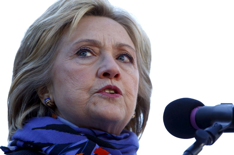 © Reuters. Democratic U.S. presidential candidate Hillary Clinton speaks during "King Day at the Dome 2016" ceremonies in front of the South Carolina State House in Columbia, South Carolina.