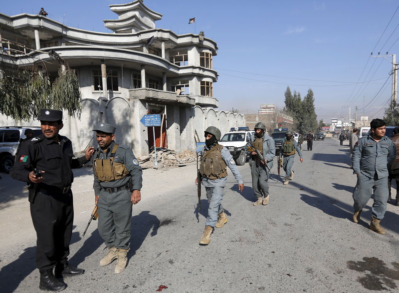 © Reuters. مسؤولون: مقتل 9 من الشرطة الأفغانية برصاص زملاء انضموا لطالبان
