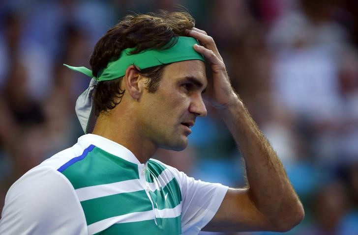 © Reuters. Tenista suíço Roger Federer durante partida contra Nikoloz Basilashvili, da Geórgia, pela primeira rodada do Aberto da Austrália