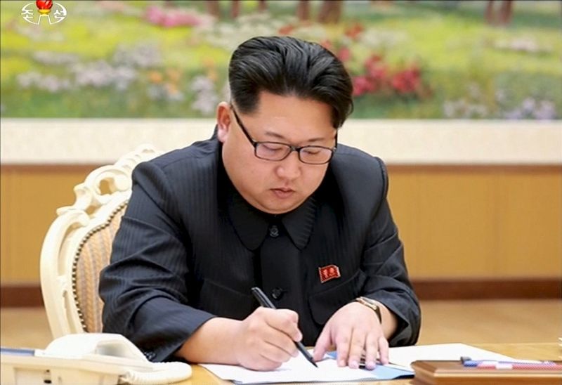 © Reuters. File photo of North Korean leader Kim Jong Un signing a document regarding the test of a hydrogen bomb in this still image taken from KRT and released by Yonhap 