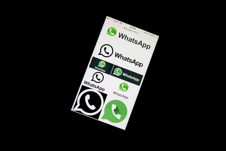 © Reuters. Foto ilustrativa mostra logos do WhatsApp em celular, em São Paulo. 16 de dezembro de 2015