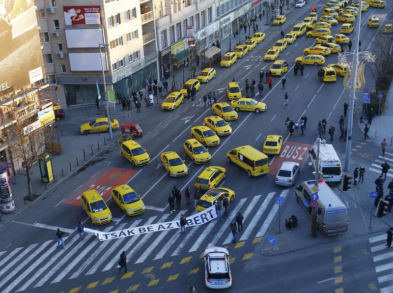 © Reuters. Taxis bloqueiam uma avenida principal no centro de Budapeste, Hungria