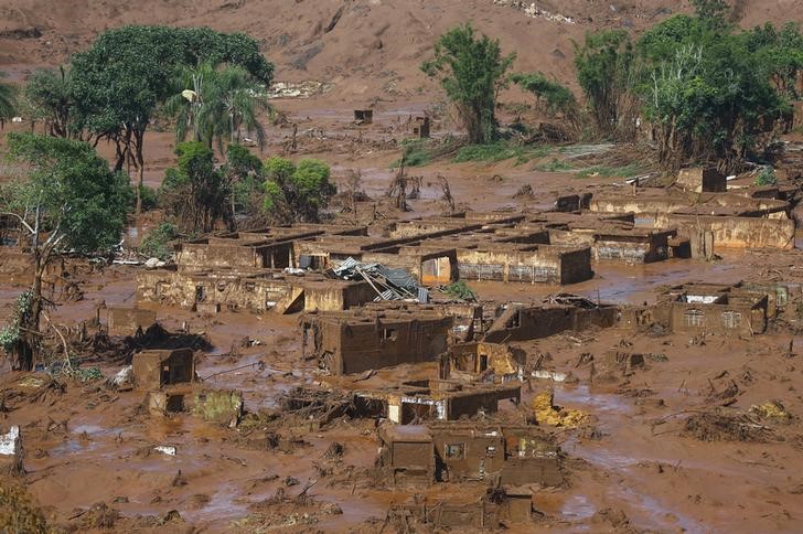 © Reuters. Distrito de Bento Rodrigues coberto por lama após rompimento de barragem da Vale e da BHP Billiton em Mariana, Brasil