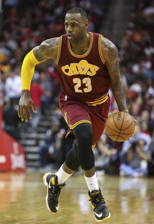 © Reuters. LeBron James, do Cleveland Cavaliers, durante partida contra o Houston Rockets, em Houston