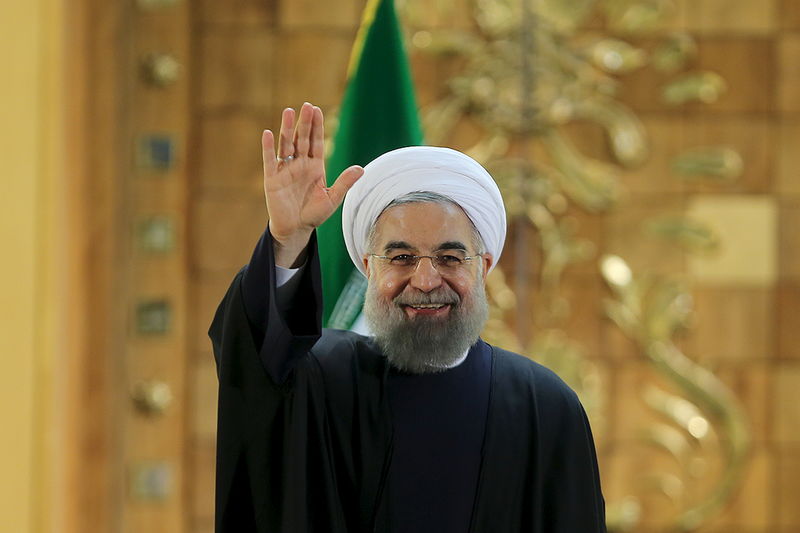 © Reuters. Iranian President Hassan Rouhani waves during a news conference in Tehran