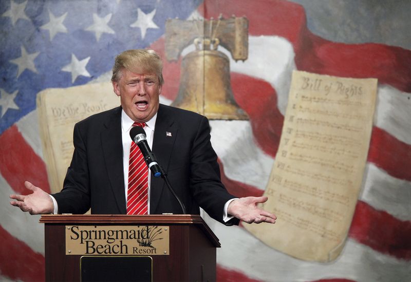 © Reuters. Trump speaks at the South Carolina Tea Party Coalition Convention in Myrtle Beach