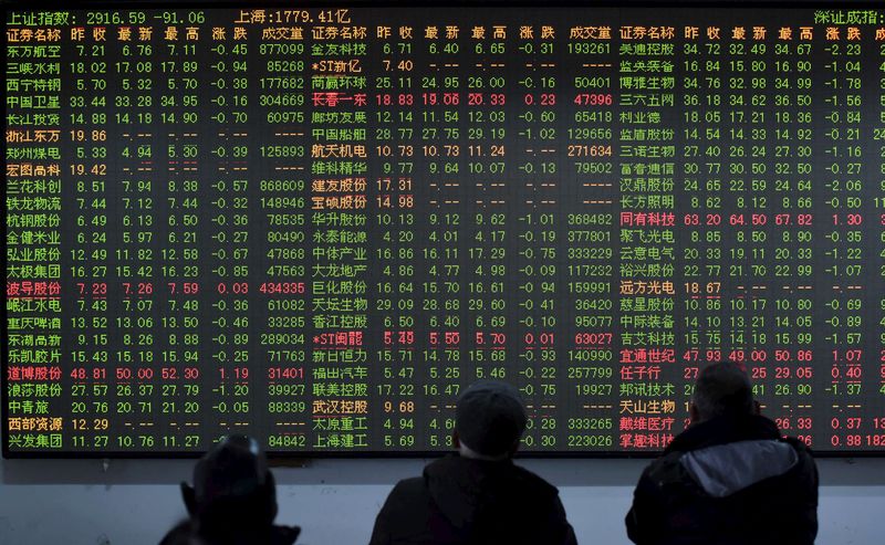 © Reuters. Investors look at an electronic screen showing the stock information at a brokerage house in Hangzhou