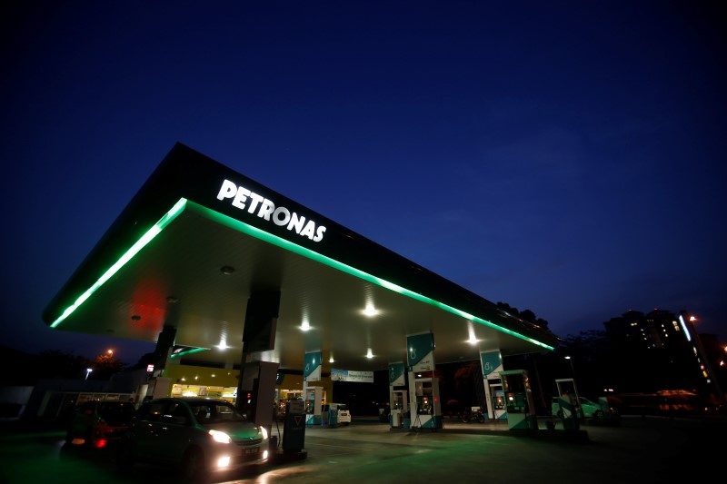 © Reuters. A motorist pumps petrol at a Petronas gas station in Putrajaya outside Kuala Lumpur