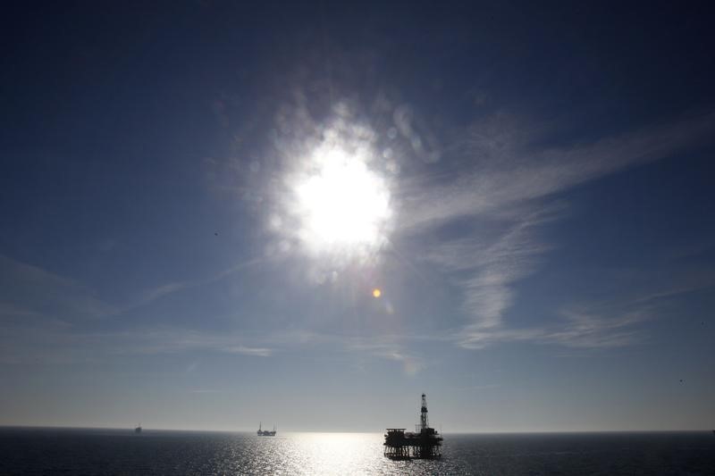 © Reuters. Нефтяные платформы в Каспийском море 