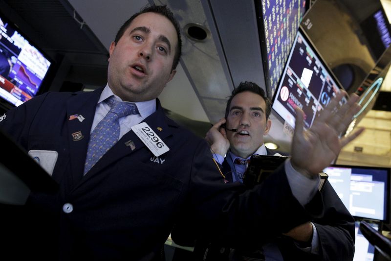 © Reuters. Traders in una sala operativa 