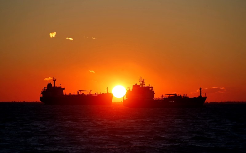 © Reuters. Oil tankers sit anchored off the Fos-Lavera oil hub near Marseille