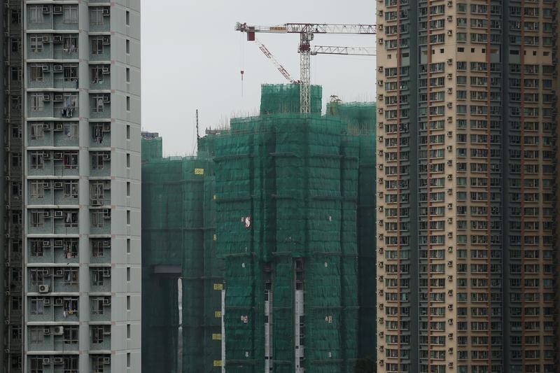 © Reuters. Construction cranes are seen at the building site of a new private housing complex in Hong Kong, China 