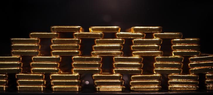 © Reuters. Слитки золота в хранилище компании ProAurum в Мюнхене 