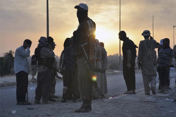 © Reuters. تقرير: الدولة الإسلامية "تستعبد" 3500 شخص في العراق