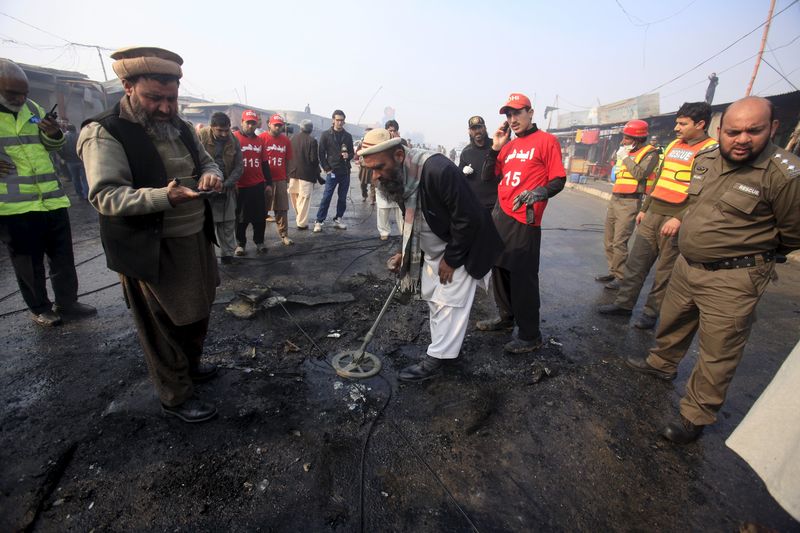 © Reuters. Un suicida mata al menos a 10 personas al noroeste de Pakistán