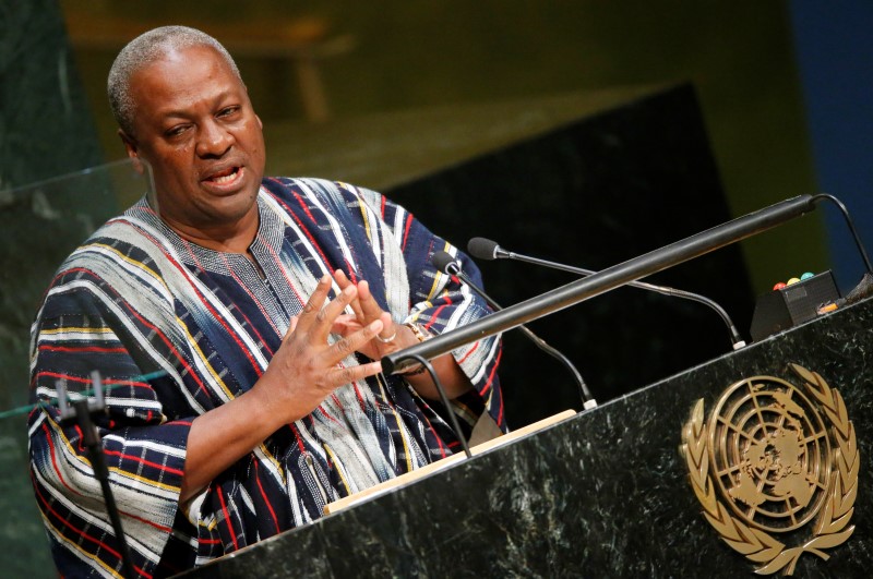 © Reuters. President John Dramani Mahama of Ghana addresses attendees during the 70th session of the United Nations General Assembly at the U.N. headquarters in New York