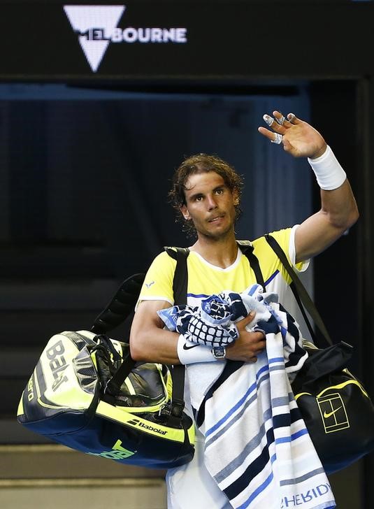 © Reuters. Rafael Nadal acena para o público após derrota para Fernando Verdasco no Aberto da Austrália