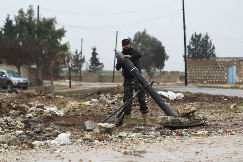 © Reuters. Combatente do Exército Sírio Livre coloca bomba antes de realizar disparo contra combatentes do Estado Islâmico em Aleppo, na Síria