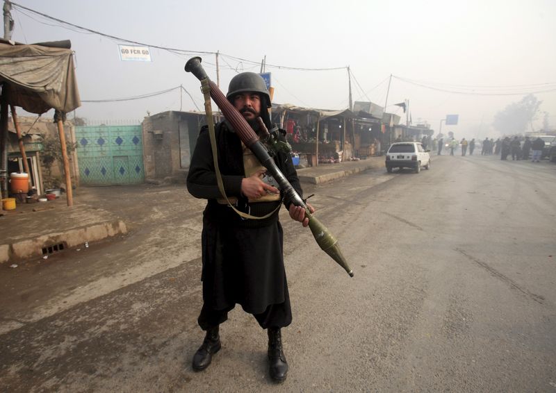 © Reuters. Guarda protege rua após ataque suicida perto de posto de verificação policial em Peshawar, no Paquistão