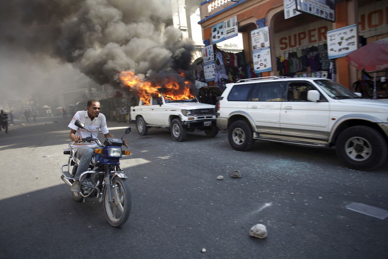 © Reuters. Carro incendiado durante protesto em Porto Príncipe, no Haiti