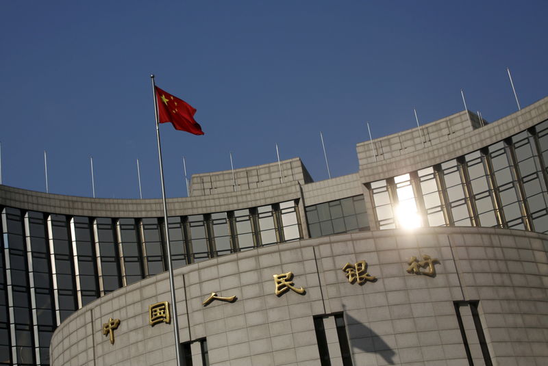 © Reuters. Bandeira chinesa na sede do banco central do país, em Pequim