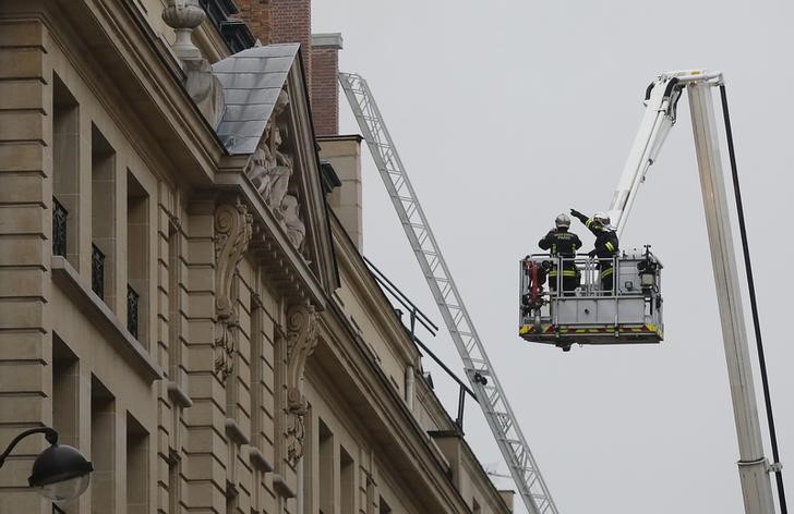 © Reuters. Bombeiros trabalham em combate a incêndio no hotel Ritz de Paris