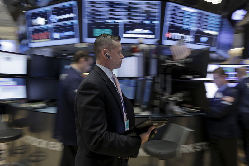 © Reuters. Traders work on the floor of the New York Stock Exchange 