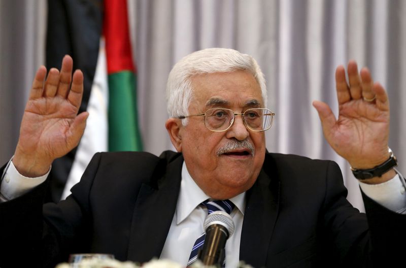 © Reuters. الشلل السياسي يدفع الفلسطينيين للتساؤل عن مستقبلهم