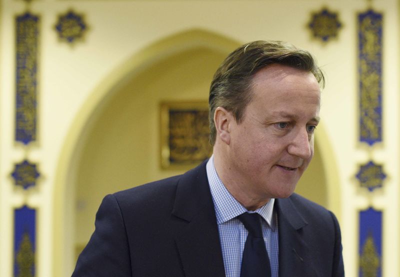 © Reuters. Britain's Prime Minister David Cameron visits the Makkah Masjid Mosque in Leeds
