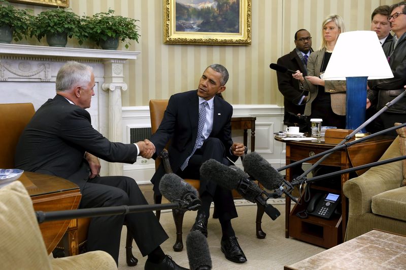 © Reuters. Australian Prime Minister Malcolm Turnbull and U.S. President Barack Obama shake hands as they sit down to a meeting at the White House in Washington 