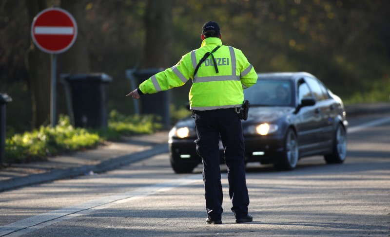 © Reuters. German police conduct a control at the German-Belgian border in Aachen