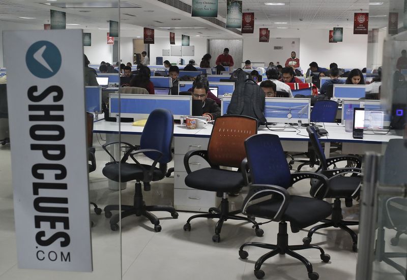 © Reuters. Employees of Shopclues.com work inside their office in Gurgaon