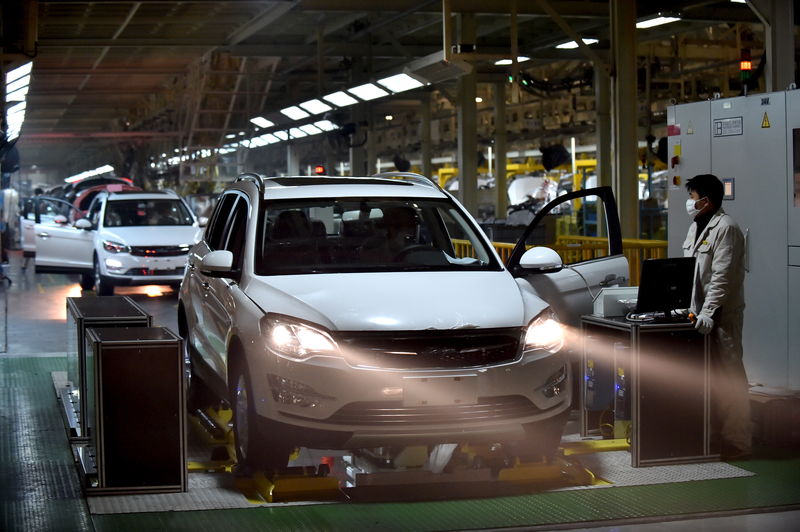 © Reuters. Employees work at a production line at inside an automobile factory in Hangzhou