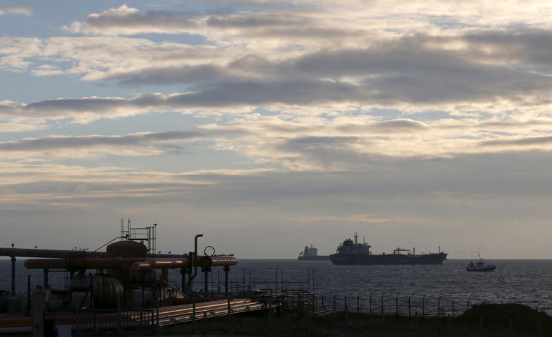 © Reuters. Oil tankers sit anchored off the Fos-Lavera oil hub near Marseille